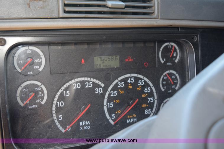 image for item K6146 2003 Freightliner Columbia semi truck