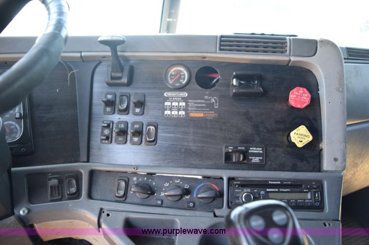 image for item K6146 2003 Freightliner Columbia semi truck