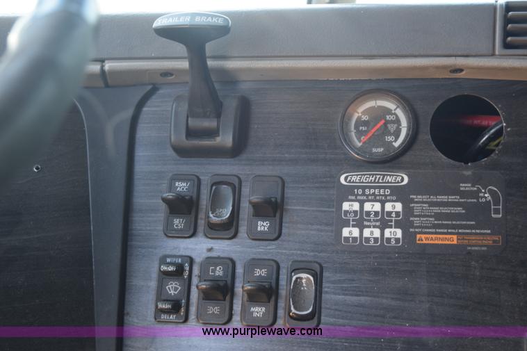 image for item K6146 2003 Freightliner Columbia semi truck