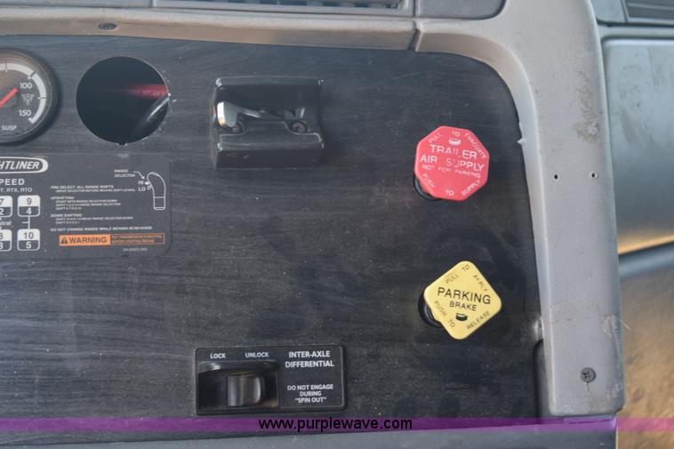 image for item K6146 2003 Freightliner Columbia semi truck