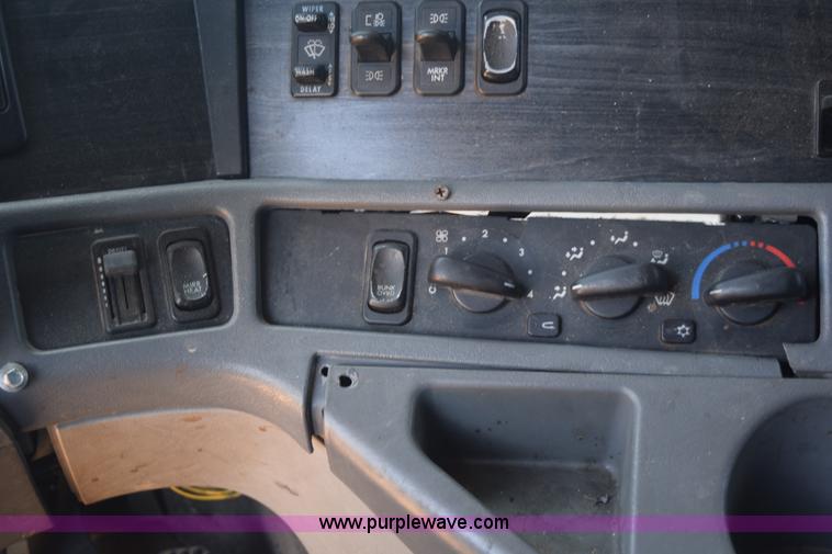 image for item K6146 2003 Freightliner Columbia semi truck