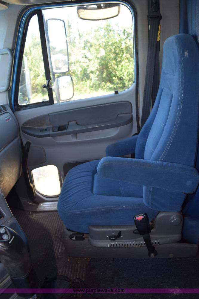 image for item K6146 2003 Freightliner Columbia semi truck