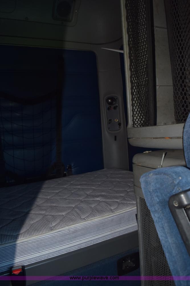 image for item K6146 2003 Freightliner Columbia semi truck