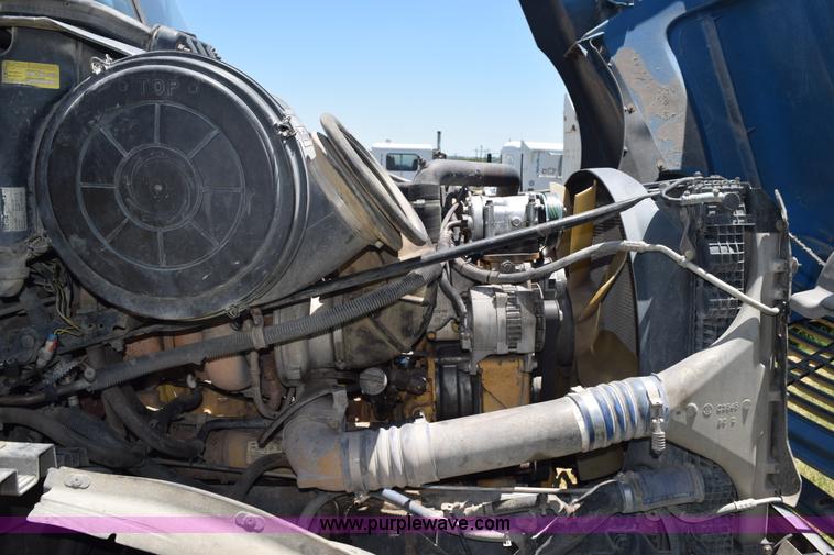 image for item K6146 2003 Freightliner Columbia semi truck