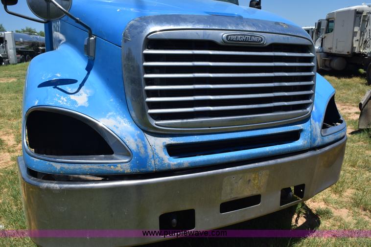 image for item K6146 2003 Freightliner Columbia semi truck