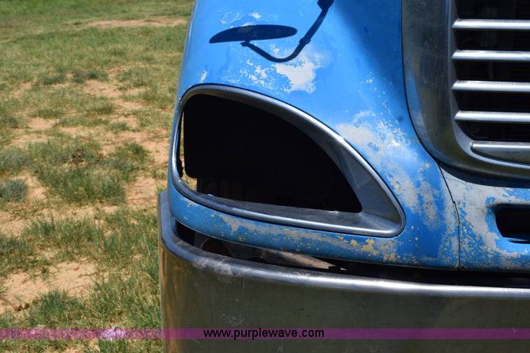 image for item K6146 2003 Freightliner Columbia semi truck