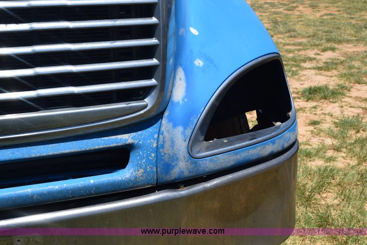 image for item K6146 2003 Freightliner Columbia semi truck