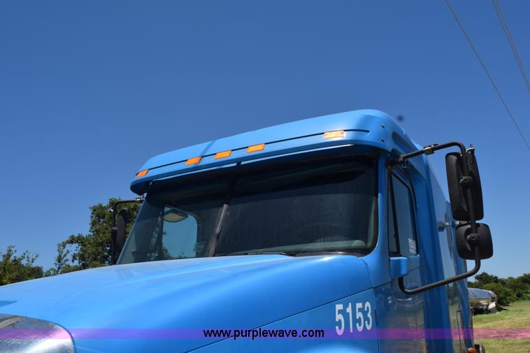 image for item K6146 2003 Freightliner Columbia semi truck