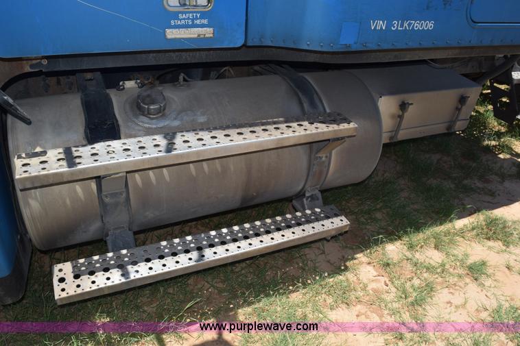 image for item K6146 2003 Freightliner Columbia semi truck