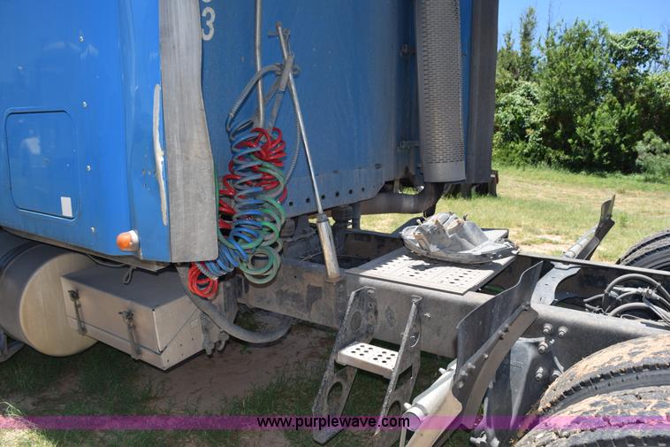 image for item K6146 2003 Freightliner Columbia semi truck