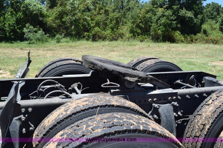 image for item K6146 2003 Freightliner Columbia semi truck