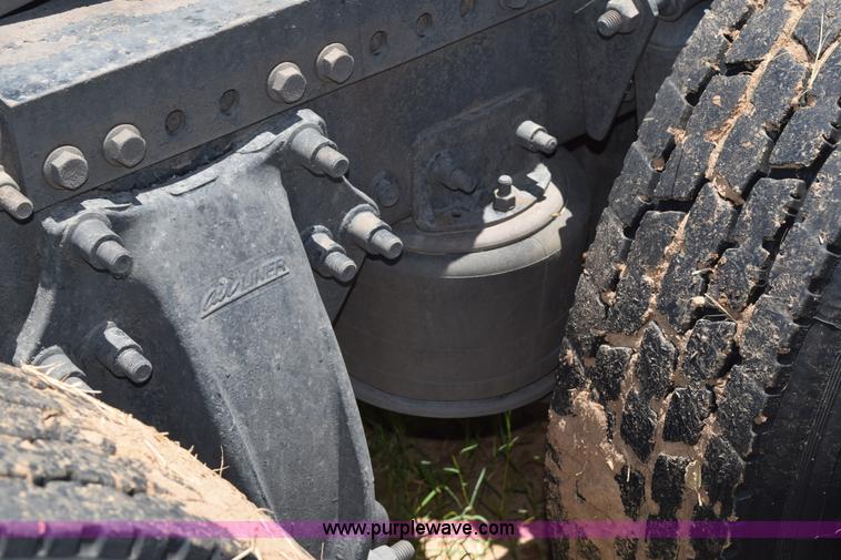 image for item K6146 2003 Freightliner Columbia semi truck