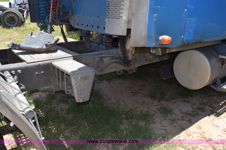 image for item K6146 2003 Freightliner Columbia semi truck
