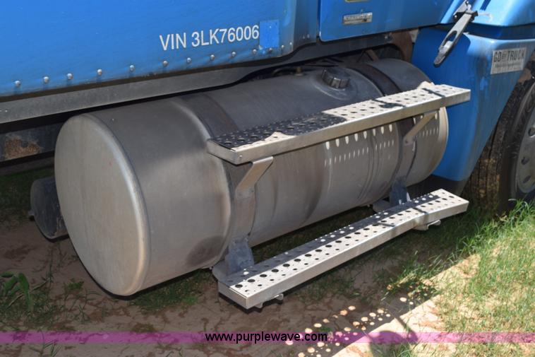 image for item K6146 2003 Freightliner Columbia semi truck