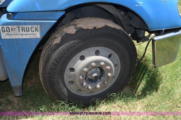 image for item K6146 2003 Freightliner Columbia semi truck