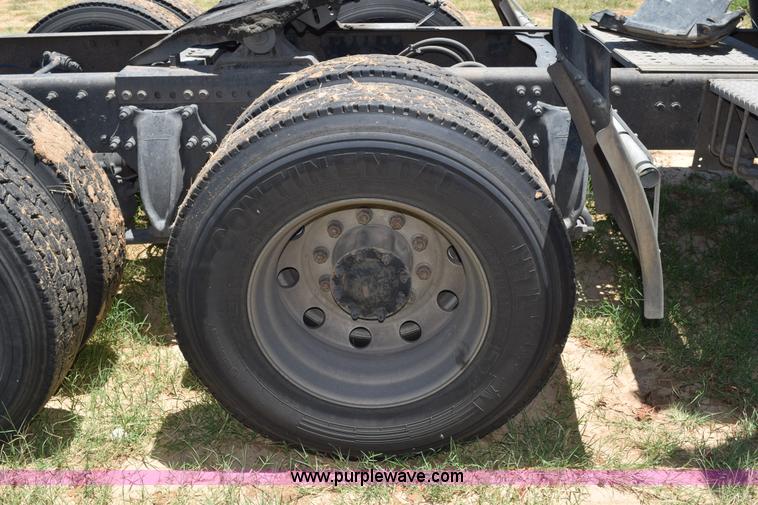 image for item K6146 2003 Freightliner Columbia semi truck