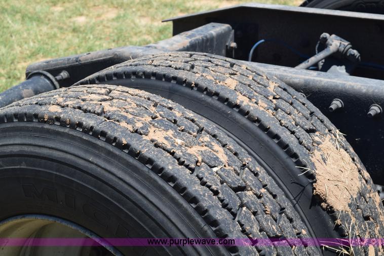 image for item K6146 2003 Freightliner Columbia semi truck