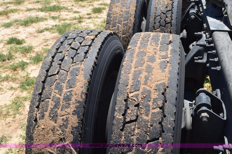 image for item K6146 2003 Freightliner Columbia semi truck