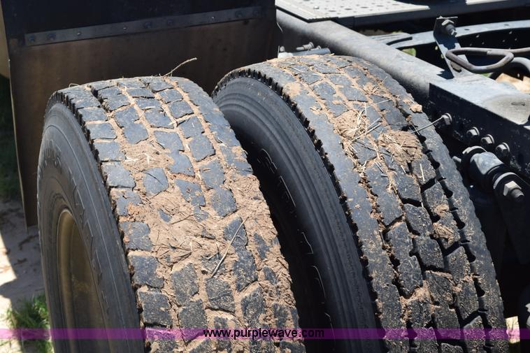 image for item K6146 2003 Freightliner Columbia semi truck