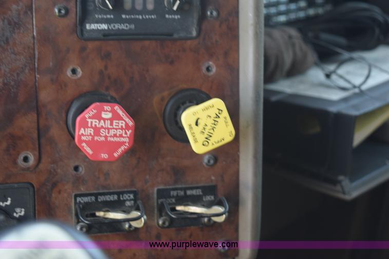 image for item K6147 2007 International 9400i semi truck