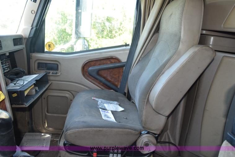 image for item K6147 2007 International 9400i semi truck