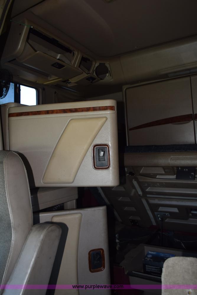 image for item K6147 2007 International 9400i semi truck