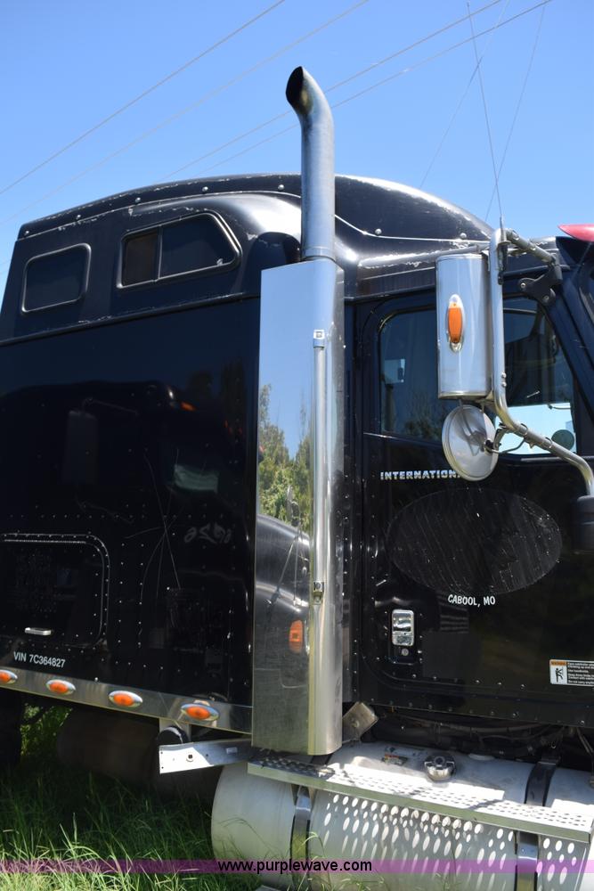 image for item K6147 2007 International 9400i semi truck