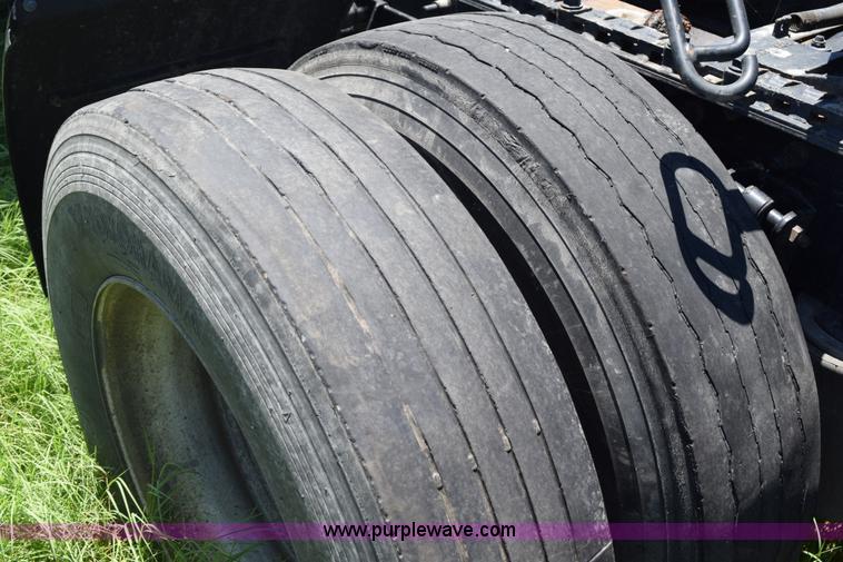 image for item K6147 2007 International 9400i semi truck