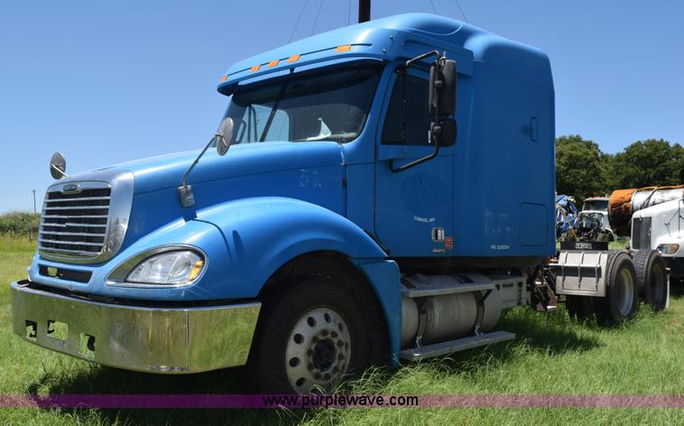 image for item K6149 2003 Freightliner Columbia semi truck