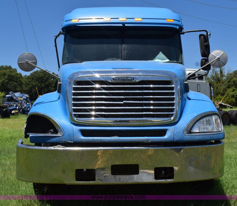 image for item K6149 2003 Freightliner Columbia semi truck