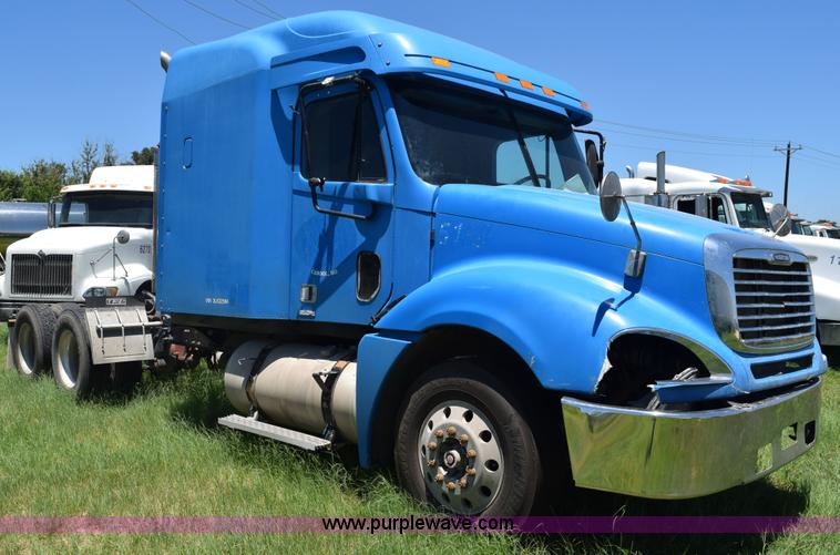 image for item K6149 2003 Freightliner Columbia semi truck