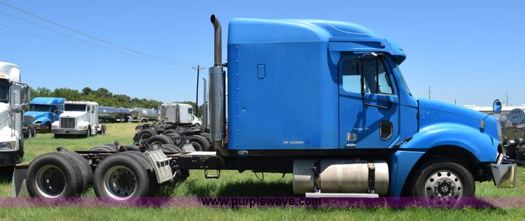 image for item K6149 2003 Freightliner Columbia semi truck