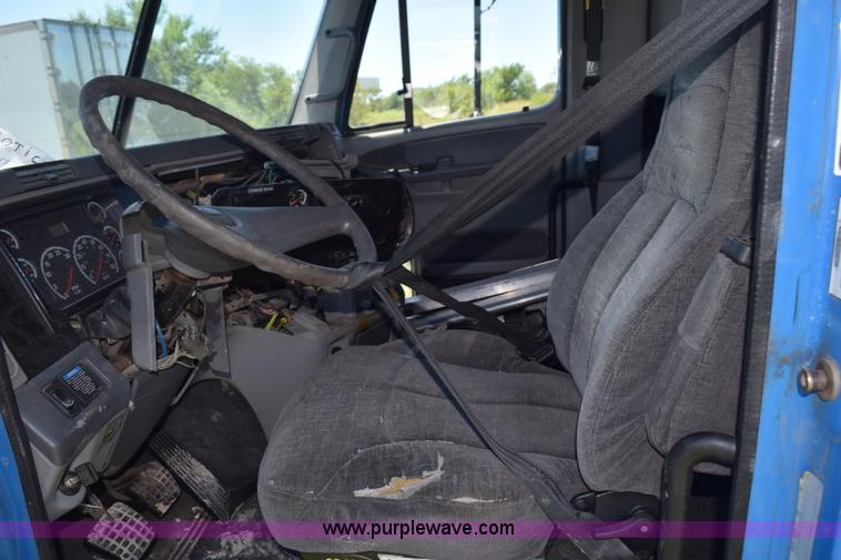 image for item K6149 2003 Freightliner Columbia semi truck