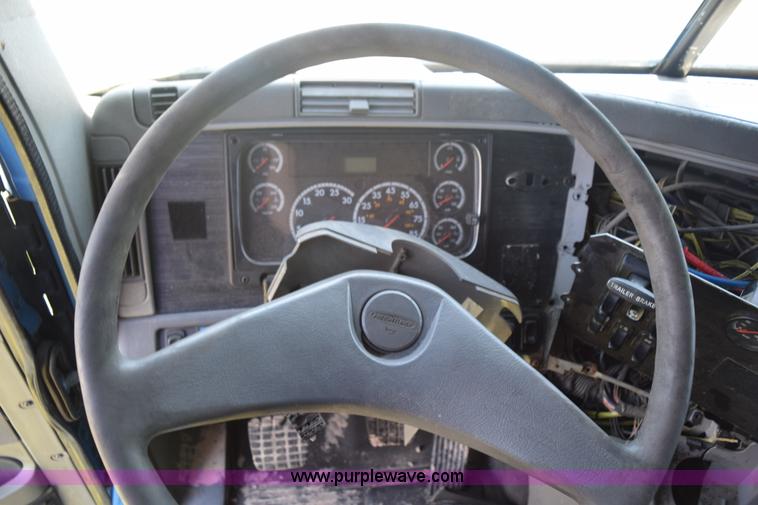 image for item K6149 2003 Freightliner Columbia semi truck