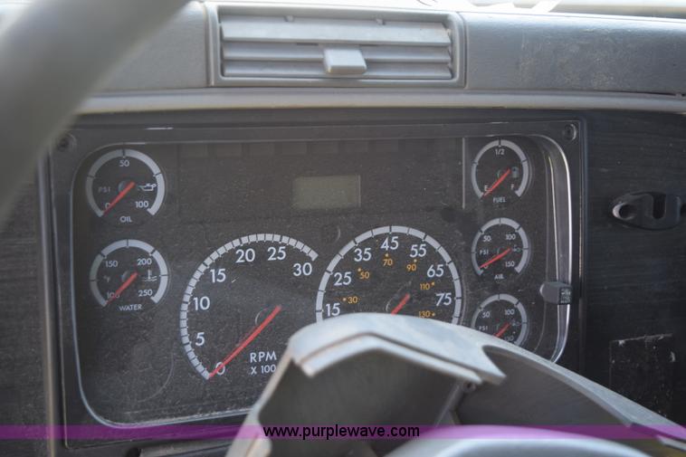 image for item K6149 2003 Freightliner Columbia semi truck