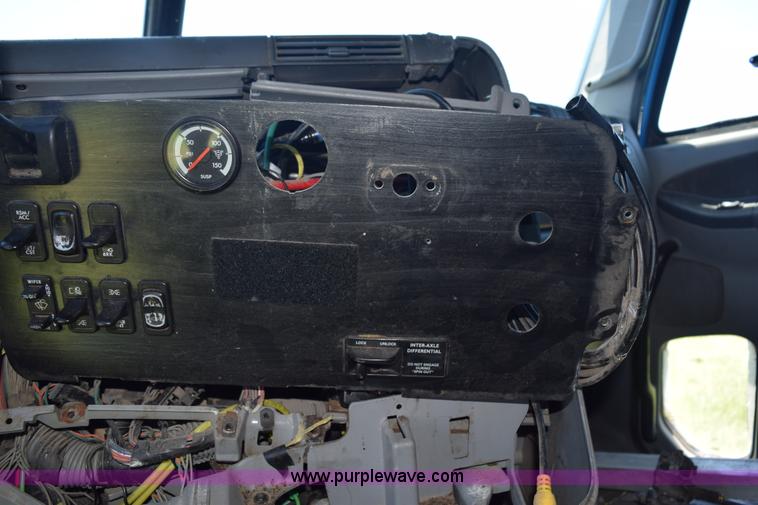 image for item K6149 2003 Freightliner Columbia semi truck