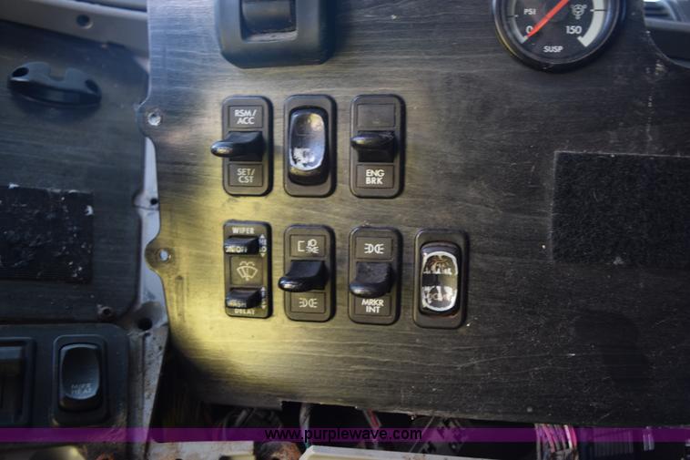 image for item K6149 2003 Freightliner Columbia semi truck