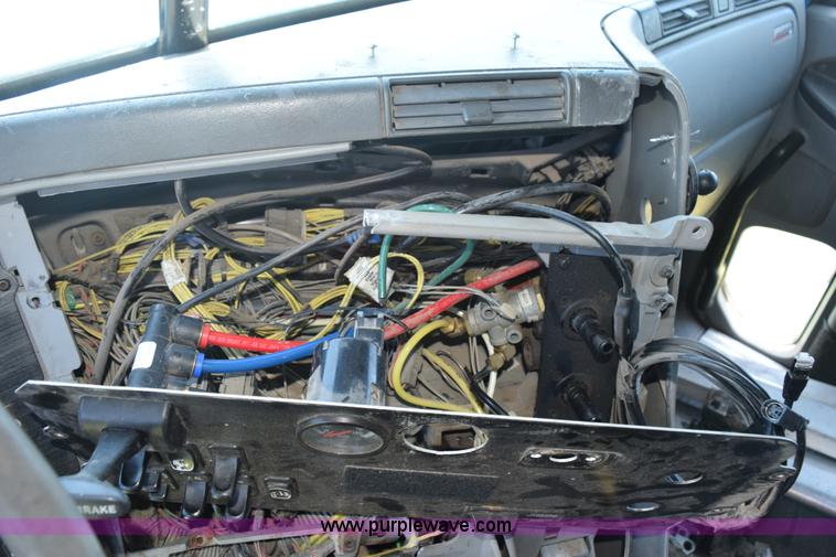 image for item K6149 2003 Freightliner Columbia semi truck