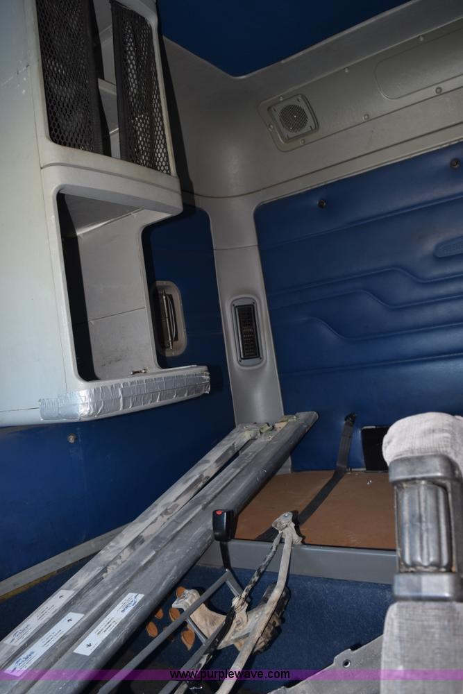 image for item K6149 2003 Freightliner Columbia semi truck