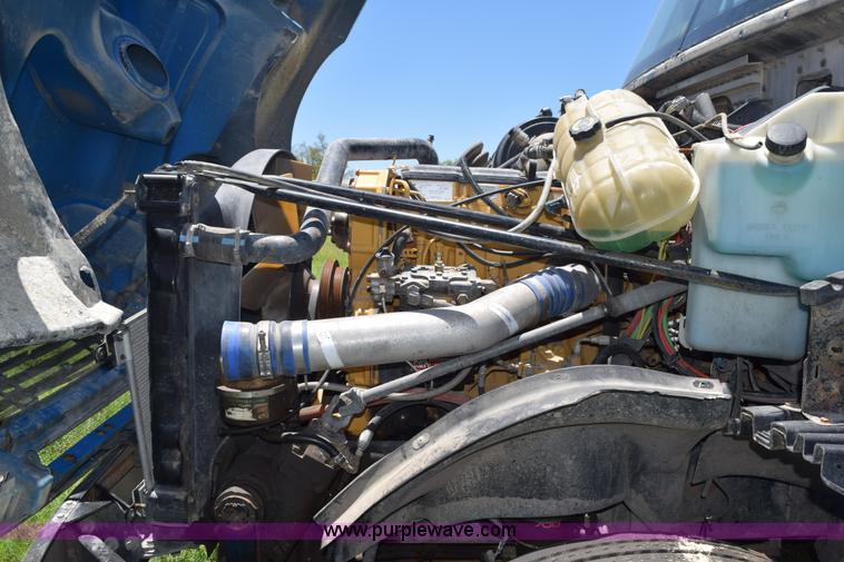 image for item K6149 2003 Freightliner Columbia semi truck