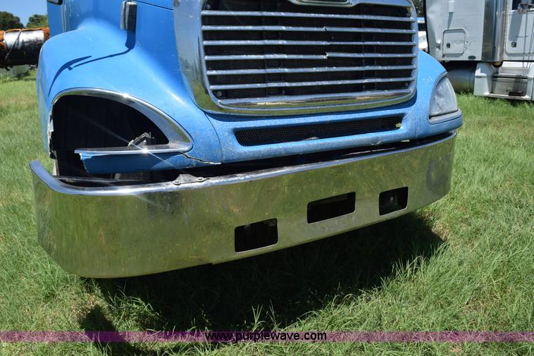 image for item K6149 2003 Freightliner Columbia semi truck