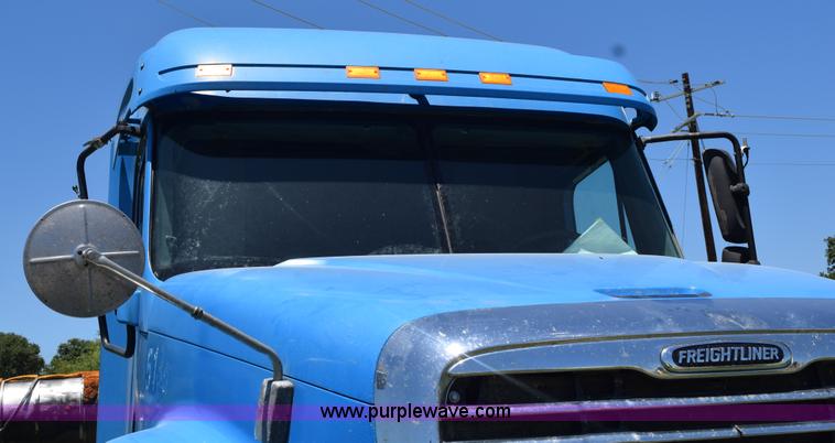image for item K6149 2003 Freightliner Columbia semi truck