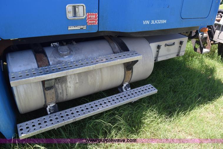 image for item K6149 2003 Freightliner Columbia semi truck