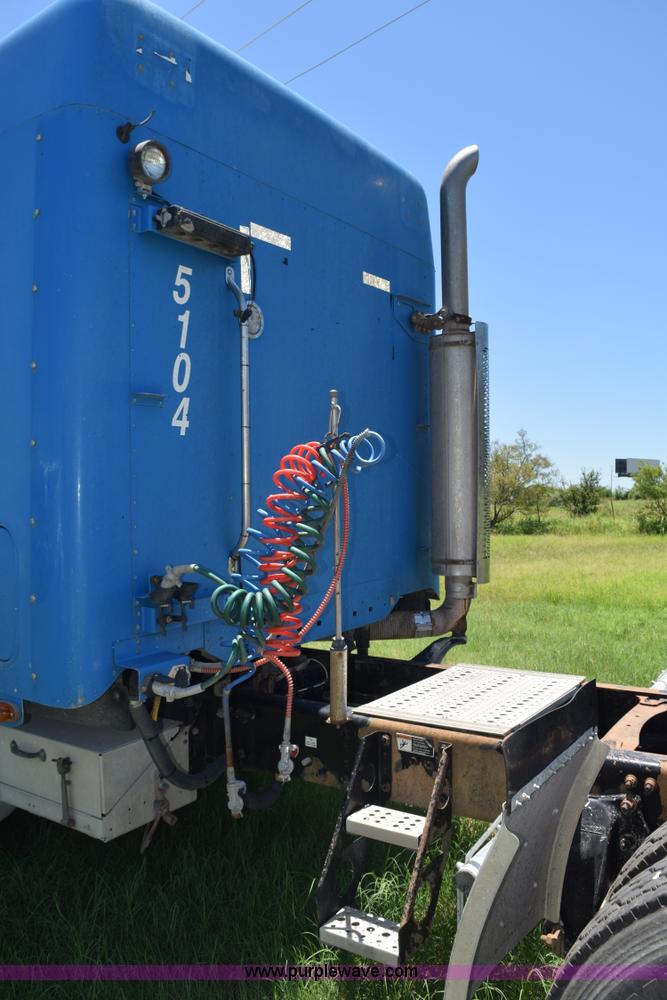 image for item K6149 2003 Freightliner Columbia semi truck