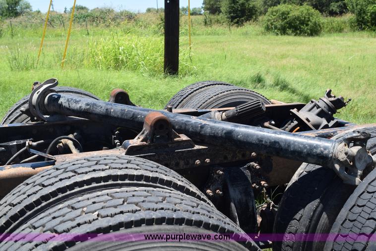 image for item K6149 2003 Freightliner Columbia semi truck