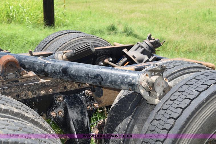 image for item K6149 2003 Freightliner Columbia semi truck