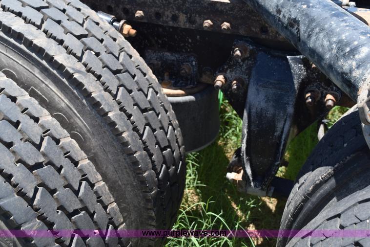 image for item K6149 2003 Freightliner Columbia semi truck