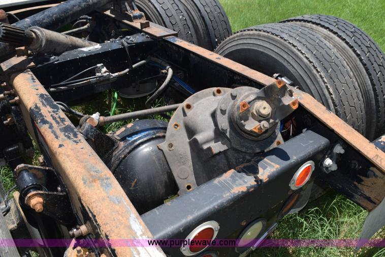 image for item K6149 2003 Freightliner Columbia semi truck