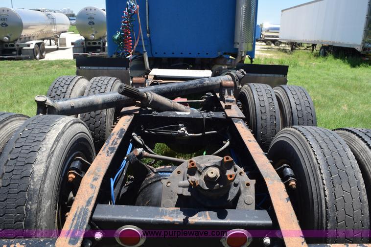 image for item K6149 2003 Freightliner Columbia semi truck