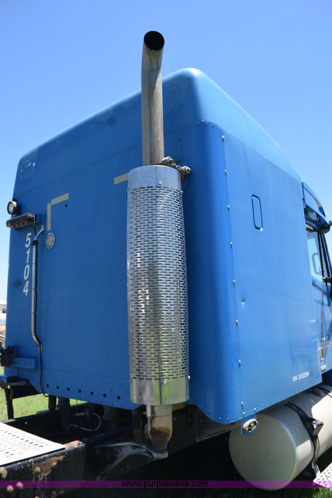 image for item K6149 2003 Freightliner Columbia semi truck